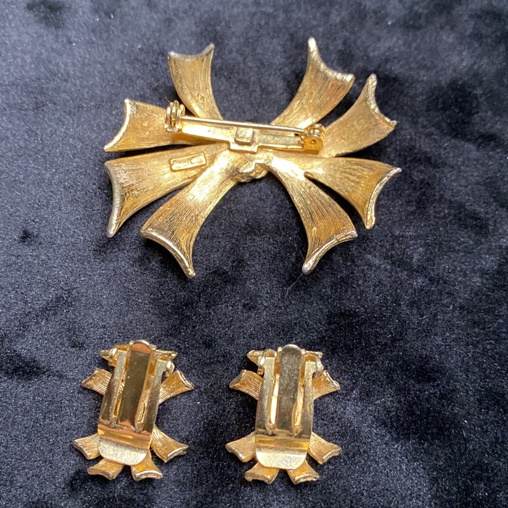Vintage signed Torino brooch and clip on earrings set. - Picture 2 of 4